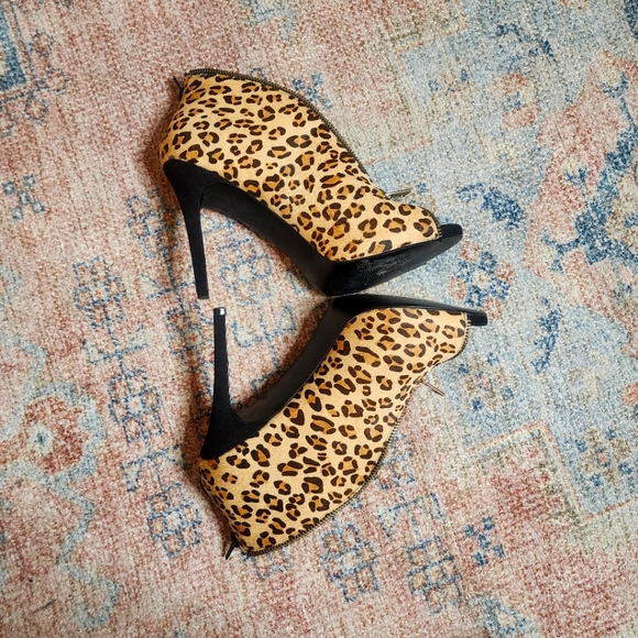 Carlos Santana Varuuca Heels - Picture 1 of 10